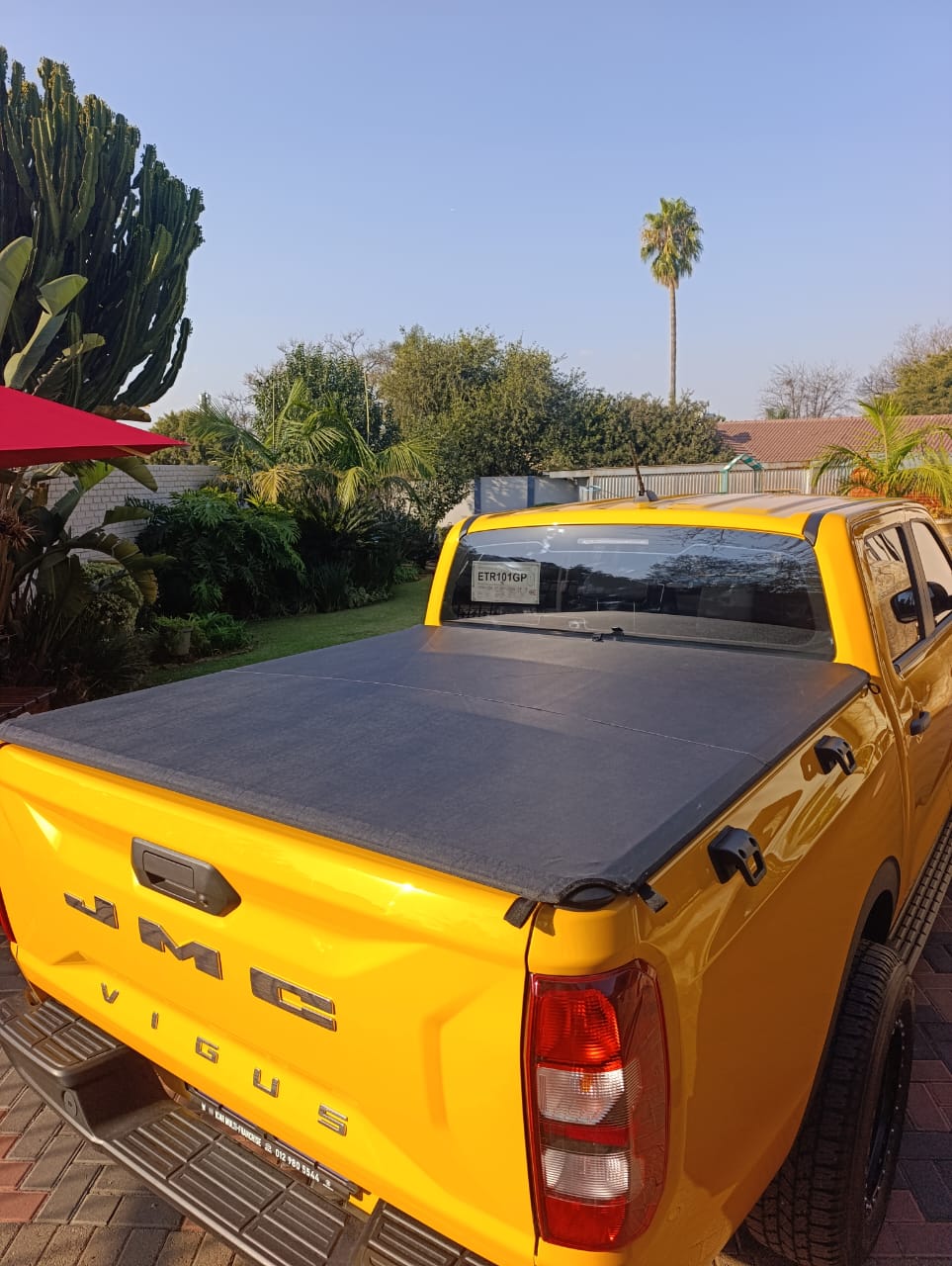 JMC Vigus Clip-on Tonneau Cover